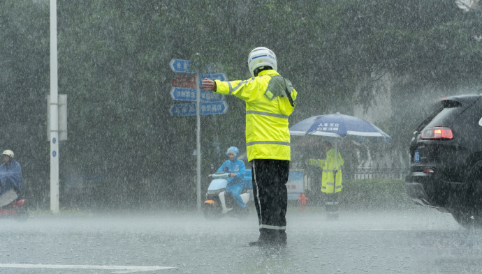 悶濕退散！復(fù)合布執(zhí)勤雨衣助您輕松應(yīng)對(duì)梅雨季